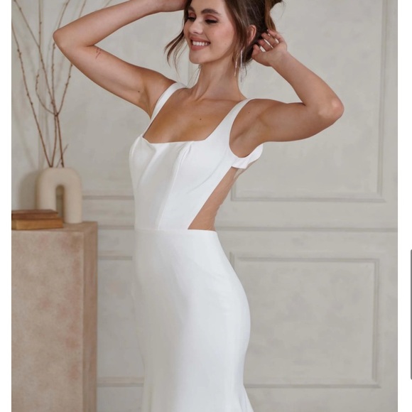 Chic Ivory Bridal Gown with Button Detail - Picture 3 of 12